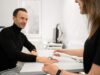 Ergotherapie bei Erwachsenen, Handpatient wird von Therapeutin mit Novafon behandelt