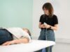 Patientin liegt auf der Behandlungsliege