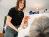 Ergotherapeutin bewegt den Arm der Patientin durch