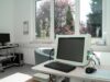Behandlungsraum mit Neurofeedback-Bildschirm