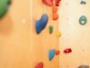 Kletterwand für Kinder mit bunten Elementen