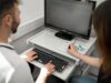 Klient und Therapeutin arbeiten am PC mit Therapieprogramm