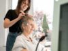 Ergotherapeutin legt Patientin das Neurofeedback am Kopf an