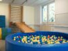 Kletterwand und Rutsche mit Bällebad im Behandlungsraum für Kinder