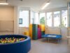 Behandlungsraum mit Trampolin, großen Schaumstoff-Bausteinen und Bällebad