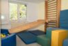 Rutsche mit großen Bausteinen im Therapieraum für Kinder